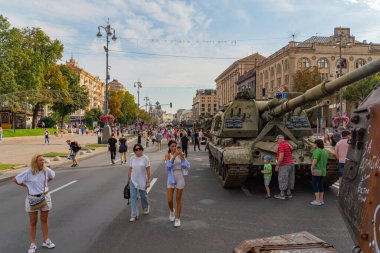 Görüntü, Ukrayna 'nın doğusundan bir zırhlı personel taşıyıcı APC ve muhtemelen Ukrayna forveti Kyiv, Ukrayna 08-24-2024 tarafından kullanılan hafif bir top veya havan topu taşıyıcısını gösteren bir askeri sahneyi resmediyor.