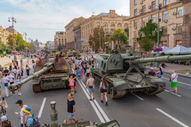 Görüntü bir T-80BVM ana savaş tankı, gelişmiş kapasiteye sahip modern bir Rus ordusu varyasyonu ve koruma zırhı içeriyor. Tanklar Kyiv, Ukrayna 08-24-2024