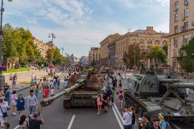 Görüntü Ukrayna 'da potansiyel bir Rus askeri operasyonunu gösteriyor, tanklar T-90T-72B3 ve topçu parçaları 152 mm howitzer, D-30 veya Msta-B kentsel bir ortamda, olası Kyiv, Ukrayna 08-24-2024