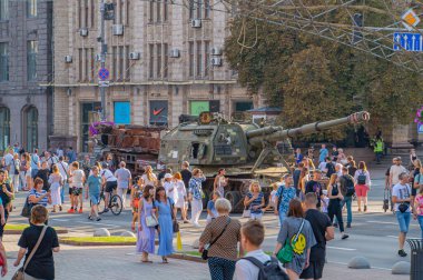 Görüntü, bir şehir meydanında Sovyet kökenli muhtemelen T-72 veya varyant bir savaş tankının açık hava görüntüsünü içeriyor. Varlık, bunun Kyiv, Ukrayna 08-24-2024 ile ilgili bir anıt veya sergi olduğunu gösteriyor.