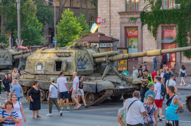 Bu resim, büyük olasılıkla Rusya-Ukrayna çatışmasından kalma ana savaş tanklarını tasvir ederken, bir tank yıpranmış ve daha fazla kullanılmışa benziyor, diğeri ise daha az yıpranmış, Kyiv, Ukrayna 08-24-2024