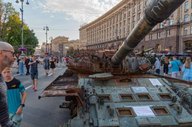 Görüntü modern bir savaş tankı MBT 'yi gösteriyor, şehir merkezinde, muhtemelen Rus savaş hasarı izleri taşıyor, etrafını insanlar sarmış, geçit töreninde, barış gücü eski Kyiv, Ukrayna 08-24-2024