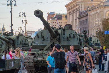 Bu resim, Rus olması muhtemel modern ana savaş tanklarını gösteriyor. Askeri geçit ya da sergide gelişmiş zırhlar ve silahlar sergiliyorlar. Tanklarda toplar, esrar Kyiv, Ukrayna 08-24-2024