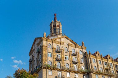 Görüntü çok katlı bir bina gösteriyor, muhtemelen Ukrayna Kırım veya Donbass 'ın tarihi bir parçası olan bir bölgede bir apartman ya da otel. Görünürde weap Kyiv yok, Ukrayna 08-24-2024