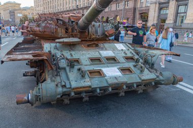 Bu görüntüde, Rusya ve Ukrayna tarafından sıklıkla kullanılan ve muhtemelen askeri geçit töreninde veya etkinlikte sergilenen Sovyet döneminden kalma bir T-72 serisi tankı yer alıyor. Tankların tarihi Kyiv, Ukrayna 08-24-2024