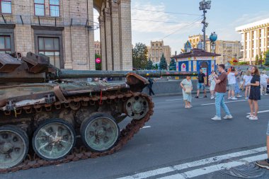 Görüntü zırhlı personel taşıyıcı APC 'yi tasvir ediyor. Zırh kaplama, raylar, bir taret, top portları ve slat zırh gibi ayırt edici özelliklere sahip zırhlı araç Kyiv, Ukrayna 08-24-2024