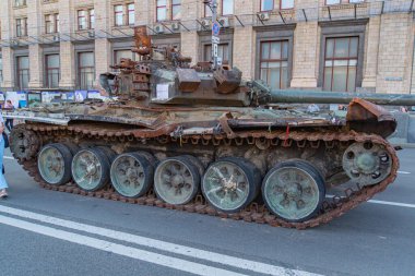Görüntü, Rus-Ukrayna çatışmalarında sıklıkla kullanılan bir T-72 tankını gösteriyor, muhtemelen büyük egzoz sistemine dayanan eski bir versiyon.