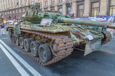 Görüntü, Rusya veya Ukrayna 'daki askeri kuvvetler tarafından kullanılan zırhlı piyade aracı IFV' yi gösteriyor. Ağır zırh kaplamaları Kyiv, Ukrayna 08-24-2024