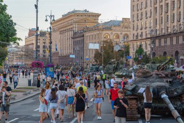 Sivillerin yer aldığı bir şehir manzarası, modern bir askeri tank, muhtemelen Rus-Ukrayna çatışmalarıyla ilgili, halka açık bir meydanda tankın varlığı m Kyiv, Ukrayna 08-24-2024