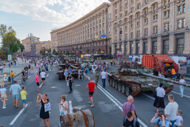 Rus-Ukrayna çatışmalarıyla bağlantılı olabilecek bir askeri geçit ya da gösteriyi resmeden bir görüntü, tankların yer aldığı olay ya bir anma töreni gibi görünüyor, e Kyiv, Ukrayna 08-24-2024