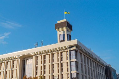 Görüntü, potansiyel stratejik öneme sahip bir binayı gösteriyor. Muhtemel bir Ukrayna uçağının varlığı ve muhtemel takviye kuvvetleri Kyiv, Ukrayna 08-24-2024
