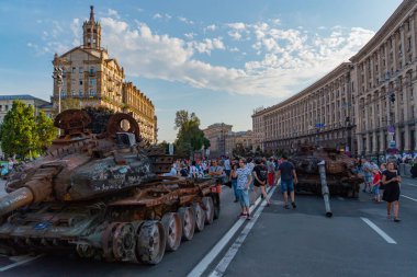 Görüntü, kalabalıkla çevrili eski bir Sovyet tankını gösteriyor. Rus ya da Ukrayna askeri cephaneliğinin bir parçası ya da tarihi Kyiv, Ukrayna 08-24-2024