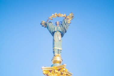 Rusya-Ukrayna çatışmasındaki kültürel miras tartışmalarının bir parçası olan, üzerinde sembolik figürler bulunan yıpranmış bir heykelin resmi. Heykeller sağlam yapılar Kyiv, Ukrayna 08-24-2024