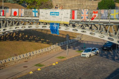 Görüntü, NATO bayrakları tarafından önerilen müttefik kuvvetlerin bulunduğu Rusya-Ukrayna sınırı yakınlarındaki stratejik bir konumu betimliyor. Bölge, Inte Kyiv, Ukrayna 08-24-2024