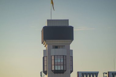 Görüntü, muhtemelen Ukrayna 'da devam eden Ukrayna Kyiv, Ukrayna 08-24-2024 ihtilafında hava savunması için yerden havaya bir füze kurulumunu gösteriyor.