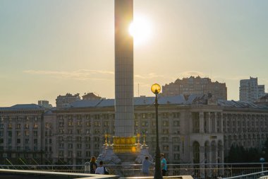 Görüntü, büyük olasılıkla ulusal gurur veya tarihi olaylar açısından önem taşıyan büyük bir heykel veya anıt gösteriyor. Kyiv, Ukrayna 08-24-2024