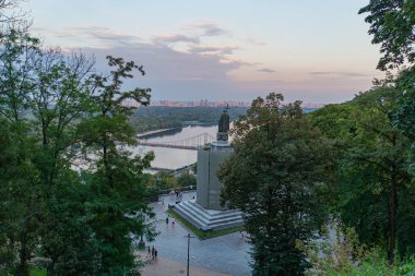 Görüntü, Rusya-Ukrayna ihtilafı sırasında askeri operasyonlar veya altyapıyla potansiyel olarak ilgili kentsel bir manzara gösteriyor, ağaçlar gizlenmek için kullanılsa da, Kyiv, Ukrayna 08-24-2024