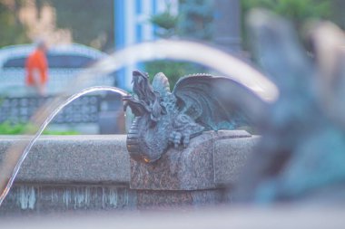 Bir ejderha heykeli ile dinamik bir su görüntüsü, muhtemelen stratejik bir yerde gücü ve dayanıklılığı sembolize ediyor, estetik bir özellik olarak hizmet veriyor ve toplum gat Kyiv, Ukrayna 08-24-2024