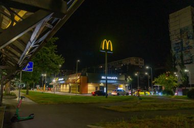 Kyiv, Ukrayna 08-24-2024 kentindeki fast food zinciri binasının yer aldığı şehir gece manzarası.