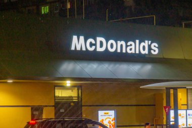 Huzurlu bir McDonalds restoranının gece sahnesi Kyiv, Ukrayna 08-24-2024