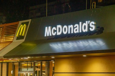 Bir gece McDonalds restoranı görüntüsü Kyiv, Ukrayna 08-24-2024
