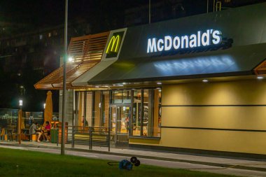 Görüntü, Doğu Ukrayna 'daki tarımsal arazide gece vakti bir McDonalds' ı tasvir ediyor, potansiyel olarak çatışmalar, askeri varlıklar ve sivil dayanıklılık Kyiv, Ukrayna 08-24-2024