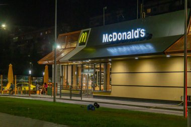 Görüntü gece bir fast food restoranını gösteriyor Kyiv, Ukrayna 08-24-2024