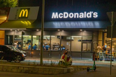 Görüntü, arka planda Kyiv, Ukrayna 08-24-2024 ve Ukrayna 8-24-2024 'ün varlığı ile çatışmaya girmiş, muhtemelen etkinlik içinde olan ve McDonalds tabelasını tasvir ediyor.