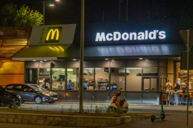 Bir şehir fast food restoranının gece görüşü, muhtemelen bir McDonald 's Yakın çevrede savaş ya da çatışma izi yok Kyiv, Ukrayna 08-24-2024