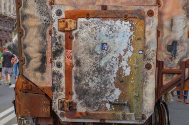 Görüntü muhtemelen terk edilmiş bir askeri teçhizatı gösteriyor. Rusya-Ukrayna çatışması sırasında bulunmuş. Hasar Kyiv, Ukrayna 08-24-2024 olabileceğini gösteriyor.