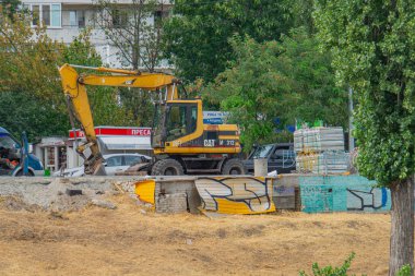 Görüntü, ormanlık bir alan yakınında askeri mühendislik ekipmanları gösteriyor. Muhtemelen devam eden Rus-Ukrayna ihtilafı seyir defteri Kyiv, Ukrayna 08-24-2024 'te savunma pozisyonları veya altyapı onarımı için kullanılıyor.
