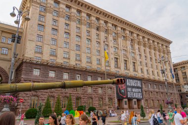 Görüntü, muhtemelen Rus-Ukrayna çatışmalarında yer alan kentsel bir ortamda modern bir savaş tankı MBT 'yi gösteriyor. Tank Ukrayna yanlısı işaretler gösteriyor, bu da politi Kyiv, Ukrayna 08-24-2024