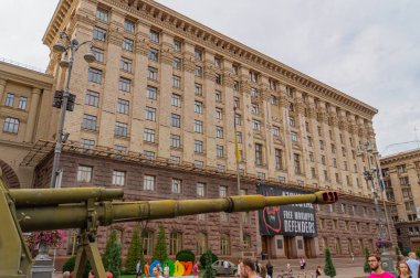 Rus ya da Ukraynalı olması muhtemel bir askeri topçu birliğinin görüntüsü, bir sergide veya yerdeki savaş becerilerine odaklanmış olarak gösterildi.