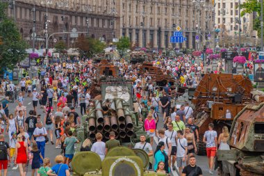 Görüntü, Rusya-Ukrayna ihtilafından kalma potansiyel bir askeri teçhizat gösterisini gösteriyor; büyük kalibreli mühimmat, roketler, zırhlı araç tankları veya APC 'ler, bir Kyiv, Ukrayna 08-24-2024