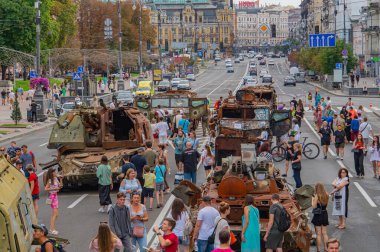 Görüntü, büyük olasılıkla Rus tankları ve APC 'leri olan ve şehir sokaklarında sivillerin izlediği bir askeri geçit törenini resmediyor.