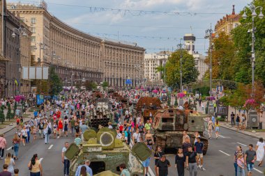 Kentsel bir ortamda askeri tankların geçit töreni, muhtemelen ulusal bir etkinlik sırasında silahlı kuvvetleri gösteriyor Seyirciler Kyiv, Ukrayna 08-24-2024