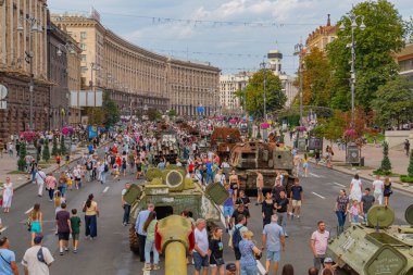 Savaş, keşif ve destek işlevleri için potansiyel olarak kullanılan modern Rus askeri tankları ve ekipmanlarıyla çatışma bölgesi sokak görüntüsü C Kyiv, Ukrayna 08-24-2024