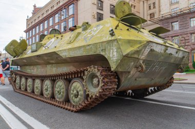 Görüntü, kara ve su operasyonları için tasarlanmış amfibik bir askeri aracı tasvir ediyor. İzleri, kamuflaj rengi, ağır zırh kaplaması, kapakları var ve ana Kyiv, Ukrayna 08-24-2024 gibi görünüyor.