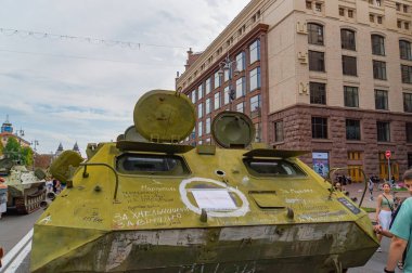 Görüntü eskimiş, koyu yeşil zırhlı bir personel taşıyıcısını gösteriyor. Muhtemelen Rusya ya da Ukrayna kentsel bir çevrede BTR. Mevcudiyet eğitimleri veya görevliler Kyiv, Ukrayna 08-24-2024