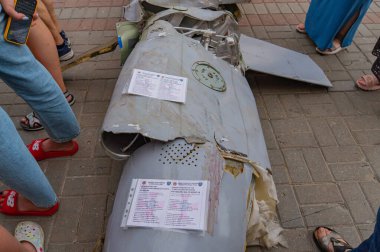 Devre dışı bırakılmış karadan havaya füze resmi, muhtemelen Rus ya da müttefik model, potansiyel olarak Kyiv, Ukrayna 08-24-2024 nedeniyle aşınma ve yırtılma belirtileriyle sergileniyor