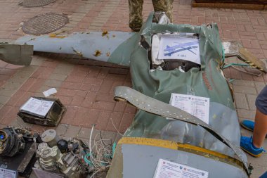 Kaza yapmış bir savaş uçağının görüntüsü, muhtemelen Rus ordusu, hasar ve enkaz belirtileri gösteriyor ki açık hava incelemesi ya da devam eden Kyiv, Ukrayna 08-24-2024