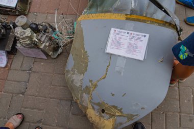 Kimliği belirsiz bir uçak parçası, potansiyel olarak askeri jet veya helikopterden, muharebe hasarı gösteriyor. Rus-Ukrayna savaş analizi, provenanc Kyiv, Ukrayna 08-24-2024