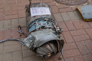 Savaştan hasar görmüş bir uçak motorunun görüntüsü, muhtemelen çarpışmadan kaynaklanan dış görünüşü yanık izleri ve şarapnel darbeleri gösteriyor. Hasar gösteriyor ki, Rus Kyiv, Ukrayna 08-24-2024