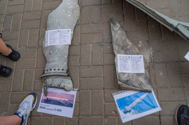 Görüntü, muhtemelen Rusya-Ukrayna savaşı bağlamında bir füze veya bomba parçalarını gösteriyor. Durum, konum ve tasarım Kyiv, Ukrayna 08-24-2024