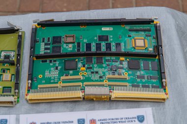 Görüntü, iletişim veya kontrol sistemleriyle ilgili iki elektronik cihaz gösteriyor, bunlar muhtemelen Kyiv, Ukrayna 08-24-2024 'teki elektronik savaş donanımı veya gelişmiş teknolojik sistemlerin bir parçası.