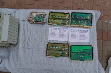 Muhtemelen radar sistemleri, komuta ve kontrol arayüzleri ya da elektronik savaş ile ilgili bir kumaş üzerindeki askeri ekipman parçaları içeriği içeriği Kyiv, Ukrayna 08-24-2024
