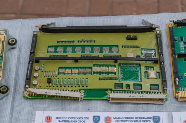 Rusya-Ukrayna çatışması sırasında Ukrayna ordusuyla ilişkili bir masadaki askeri elektronik teçhizat görüntüsü, muhtemelen iletişim veya radar cihazları, Kyiv, Ukrayna 08-24-2024