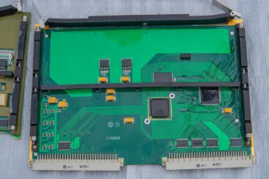 Görüntü, muhtemelen Rus-Ukrayna çatışması ile ilişkili askeri operasyonlar için olası bir iletişim ya da izleme cihazını gösteriyor. Karmaşık, kısmen Kyiv, Ukrayna 08-24-2024