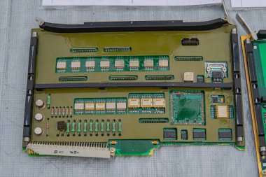 Bu resim askeri iletişim, radar veya silah sistemleri ile bağlantılı olabilecek karmaşık bir elektronik aygıtı tasvir ediyor. Bu aygıtın işlevleri navigasyon, hedef alma, Kyiv, Ukrayna 08-24-2024