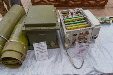 Görüntü, BM-21 Grad roketleri ve fırlatıcıları, potansiyel topçu komuta birimi Kyiv, Ukrayna 08-24-2024 gibi Ukrayna çatışmalarında kullanılan askeri teçhizat sergisi veya koleksiyonunu gösteriyor.